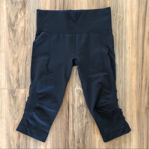 🦊 Dark Grey Lululemon Ebb to Street Crops - Picture 3 of 8